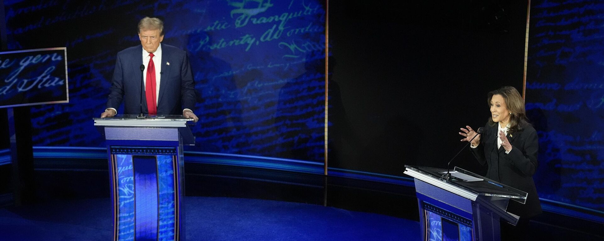 Candidato republicano à presidência, o ex-presidente Donald Trump, assiste enquanto a candidata democrata à presidência, a vice-presidente Kamala Harris, fala durante um debate presidencial da ABC News no National Constitution Center, na terça-feira, 10 de setembro de 2024, na Filadélfia. - Sputnik Brasil, 1920, 10.09.2024