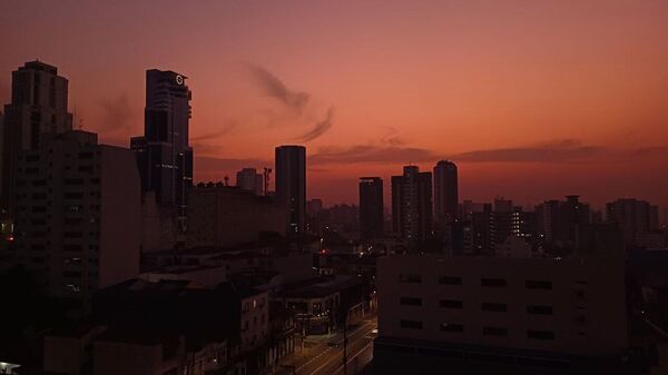 O céu da cidade de São Paulo amanheceu laranja devido à baixa umidade relativa do ar histórica registrada no Brasil e ao excesso de fumaça em decorrência das queimadas nas várias regiões do país, em 11 de setembro de 2024 - Sputnik Brasil