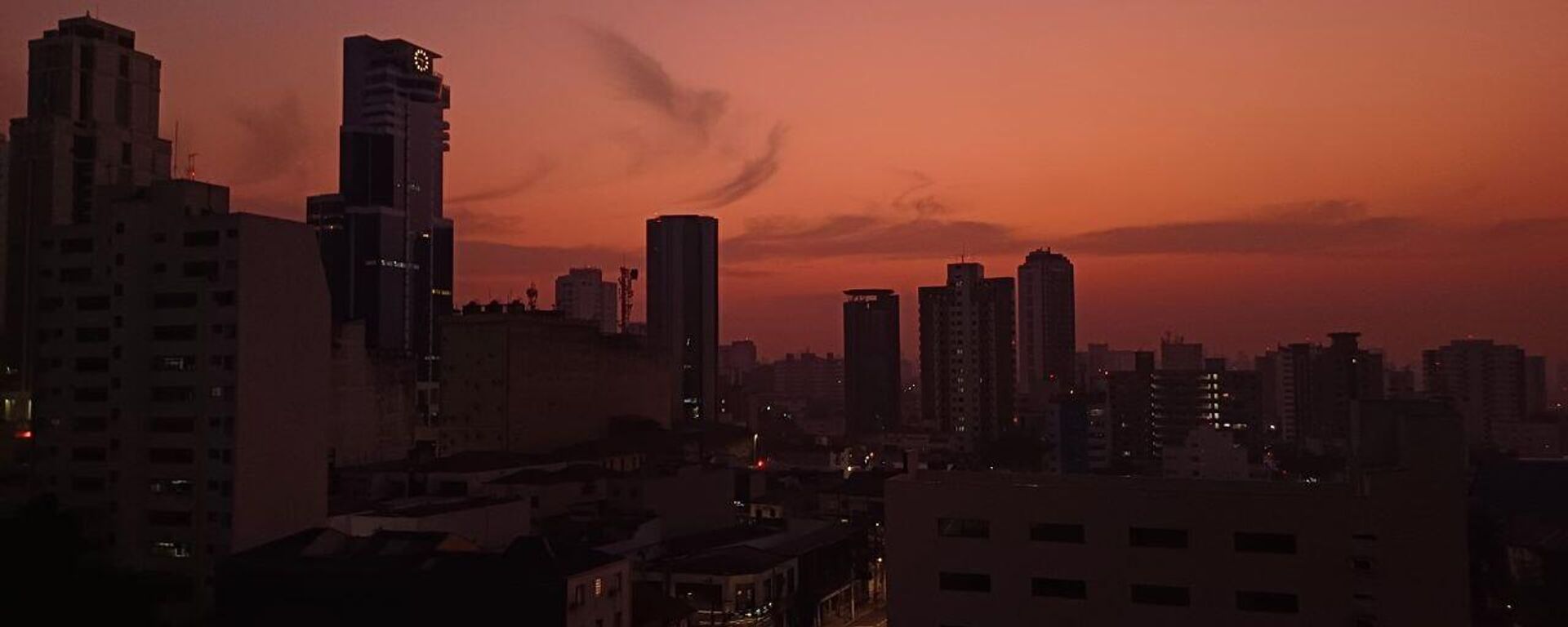 O céu da cidade de São Paulo amanheceu laranja devido à baixa umidade relativa do ar histórica registrada no Brasil e o excesso de fumaça em decorrência das queimadas nas várias regiões do país, 11 de setembro de 2024 - Sputnik Brasil, 1920, 11.09.2024