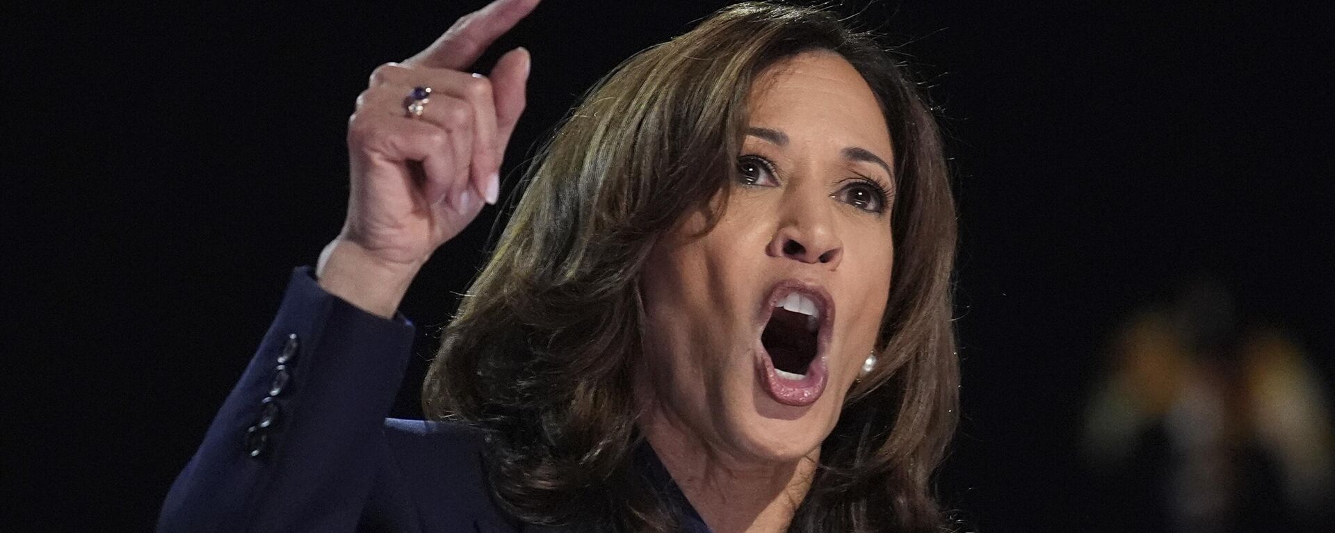 A candidata presidencial democrata, vice-presidente Kamala Harris, discursa durante a Convenção Nacional Democrata, em Chicago, 22 de agosto de 2024 - Sputnik Brasil, 1920, 11.09.2024