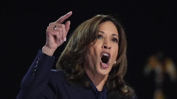 A candidata presidencial democrata, vice-presidente Kamala Harris, discursa durante a Convenção Nacional Democrata, em Chicago, 22 de agosto de 2024 - Sputnik Brasil