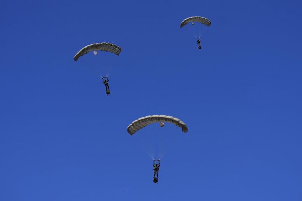 Soldados saltam de paraquedas durante treinamento da Operação Formosa em Formosa, Brasil, 11 de setembro de 2024. - Sputnik Brasil