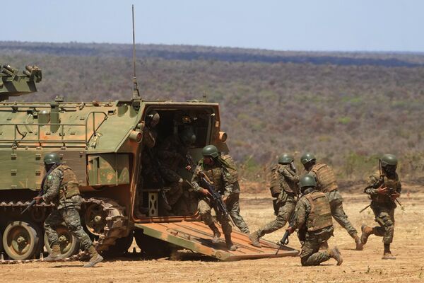 Soldados em movimento tático de saída de um veículo de transporte de pessoal durante os exercícios de treinamento da Operação Formosa em Formosa, Brasil, 11 de setembro de 2024. - Sputnik Brasil