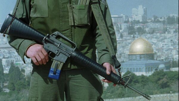 Soldado israelense em serviço de guarda na linha verde de Jerusalém, com vista para o Domo da Rocha, Jerusalém (foto de arquivo) - Sputnik Brasil