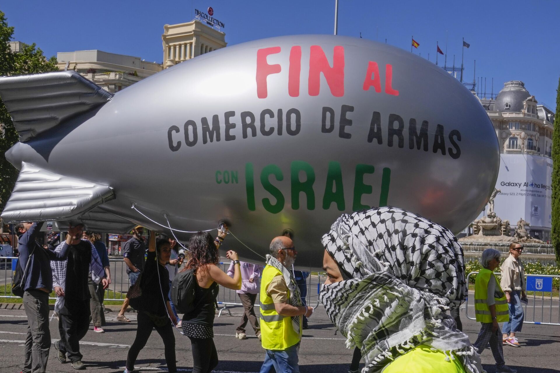 Dirigível com a mensagem Pare a venda de armas para Israel durante uma manifestação de solidariedade aos palestinos em Madri. Espanha, 21 de abril de 2024 - Sputnik Brasil, 1920, 12.09.2024