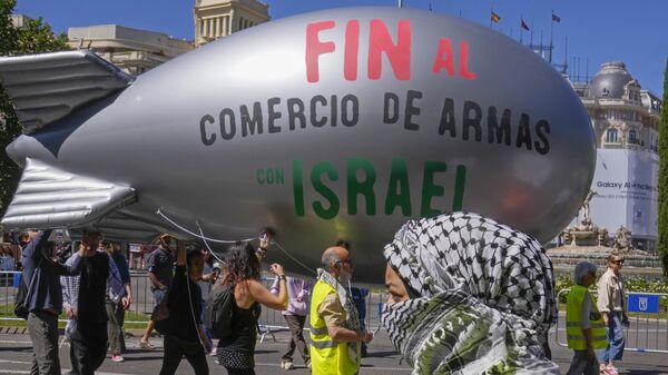 Dirigível com a mensagem Pare a venda de armas para Israel durante uma manifestação de solidariedade aos palestinos em Madri. Espanha, 21 de abril de 2024 - Sputnik Brasil