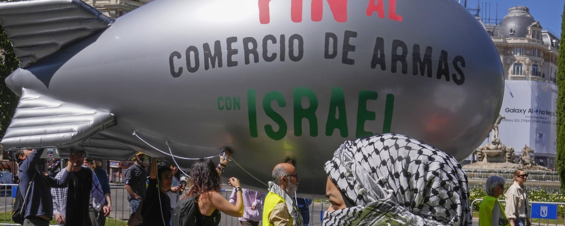 Dirigível com a mensagem Pare a venda de armas para Israel durante uma manifestação de solidariedade aos palestinos em Madri. Espanha, 21 de abril de 2024 - Sputnik Brasil, 1920, 26.09.2024