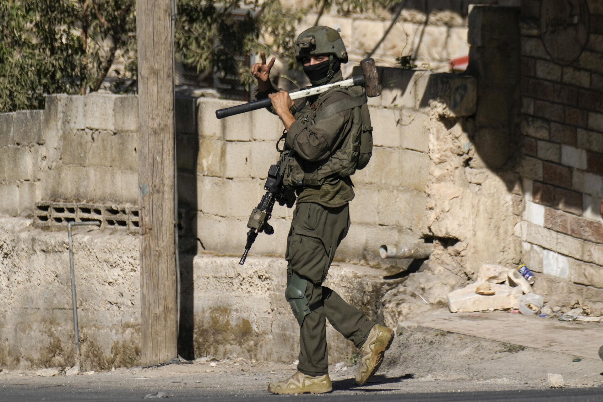 Um soldado israelense acena para fotógrafos durante uma incursão do Exército em Tubas, na Cisjordânia, 11 de setembro de 2024 - Sputnik Brasil, 1920, 12.09.2024