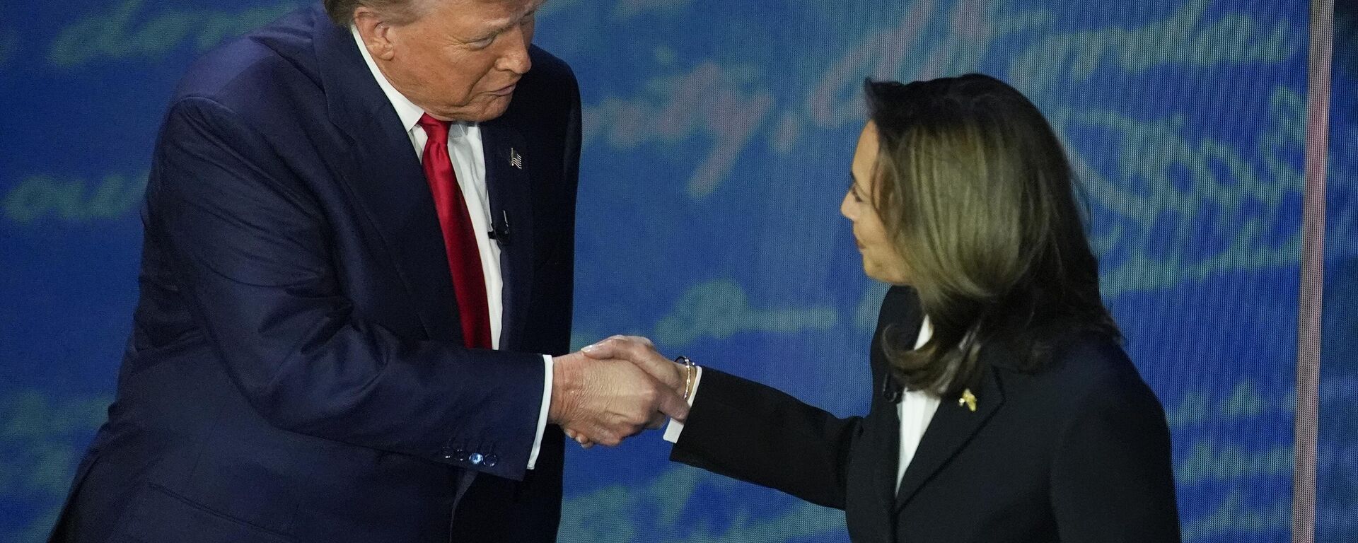 Os candidatos à presidência dos EUA, ex-presidente Donald Trump e a vice-presidente Kamala Harris, apertam as mãos antes do início de um debate presidencial, Filadélfia, 10 de setembro de 2024  - Sputnik Brasil, 1920, 02.11.2024