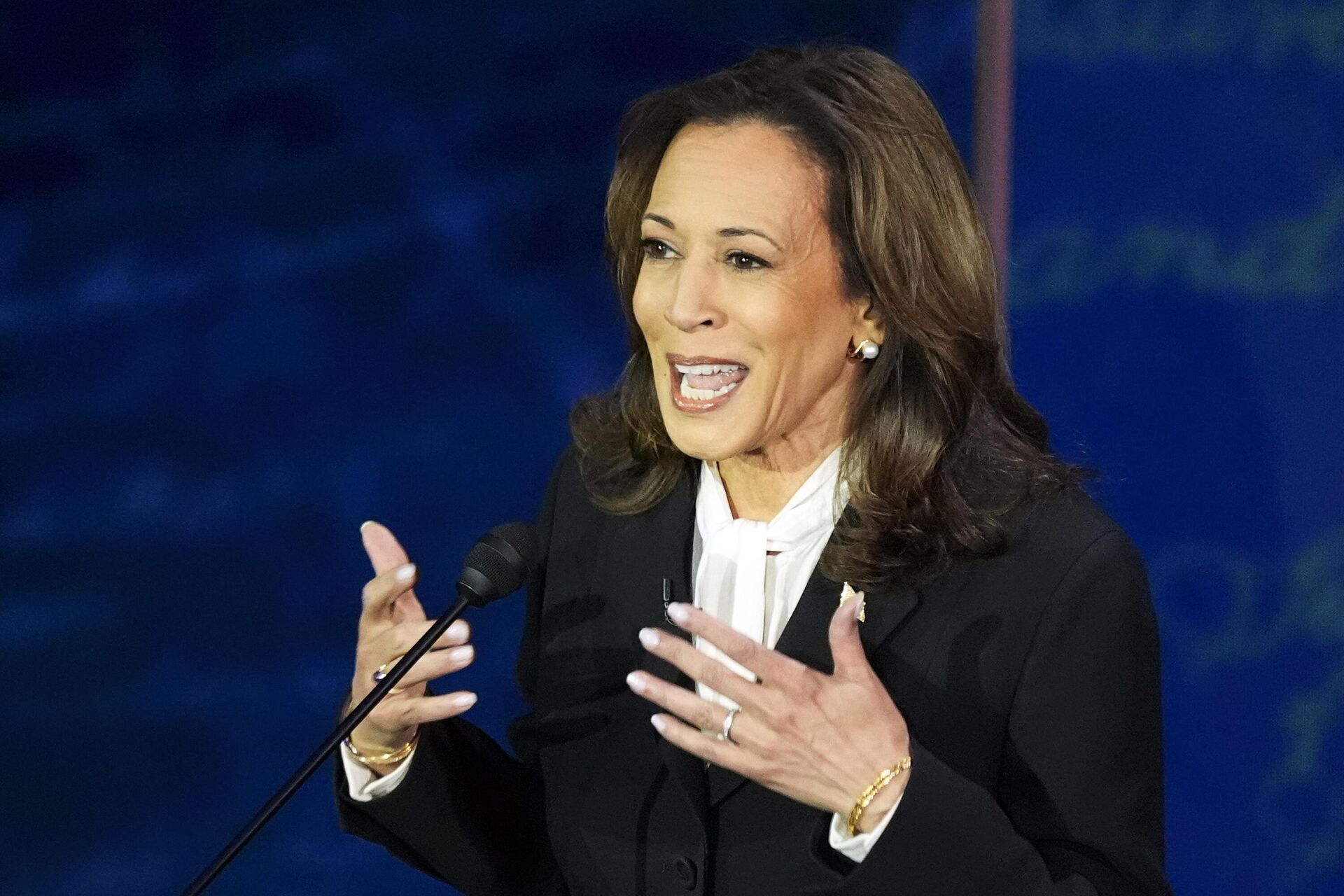 A candidata democrata à presidência, a vice-presidente Kamala Harris, fala durante debate presidencial na Filadélfia, EUA, 10 de setembro de 2024 - Sputnik Brasil, 1920, 19.09.2024