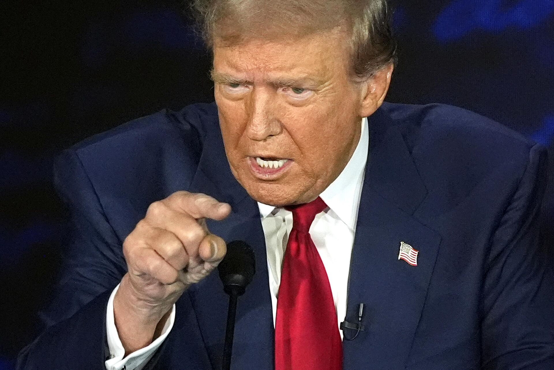 Candidato republicano à presidência, ex-presidente Donald Trump, fala durante debate presidencial na Filadélfia, EUA, 10 de setembro de 2024  - Sputnik Brasil, 1920, 13.09.2024