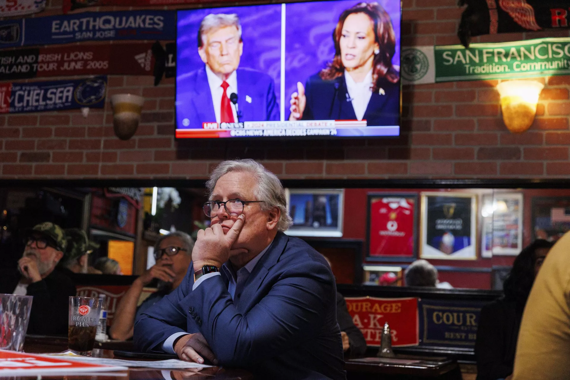 O presidente do Partido Republicano de São Francisco, John Dennis, assiste ao debate presidencial entre a candidata democrata à presidência, Kamala Harris, e o candidato republicano, Donald Trump, São Francisco, EUA, 10 de setembro de 2024 - Sputnik Brasil, 1920, 13.09.2024