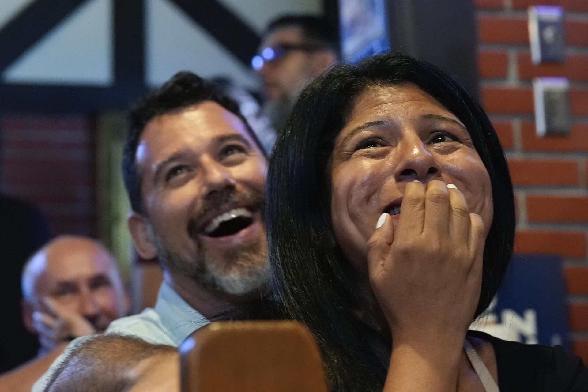 Audiência reage ao debate presidencial entre o candidato republicano à presidência, Donald Trump, e a candidata democrata, Kamala Harris, em comitê latino do Partido Democrata em Miami, EUA, 10 de setembro de 2024 - Sputnik Brasil, 1920, 13.09.2024