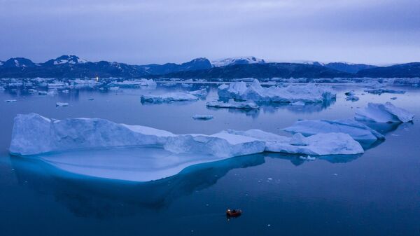 Grandes icebergs à deriva na Groenlândia. - Sputnik Brasil