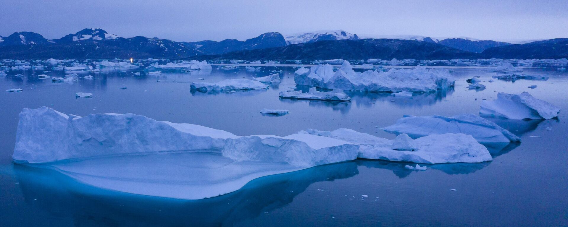 Grandes icebergs à deriva na Groenlândia. - Sputnik Brasil, 1920, 13.09.2024