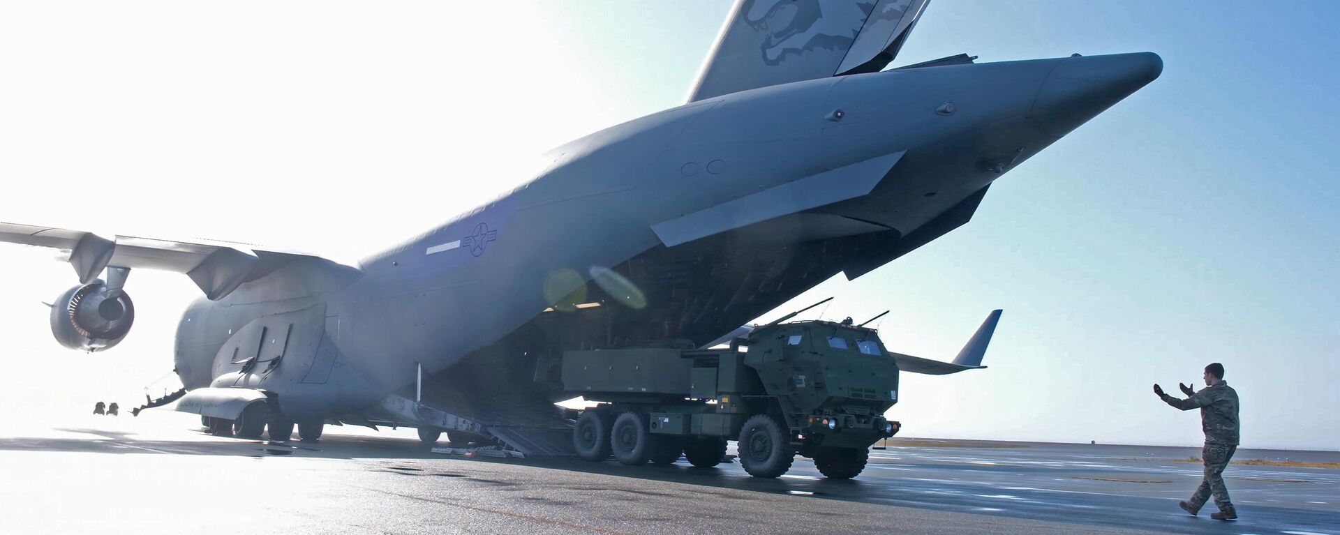 Um piloto da Força Aérea dos EUA orienta o descarregamento de M142 Himars de uma aeronave C-17 Globemaster III após a aterrissagem na Ilha Shemya, no Alasca, 12 de setembro de 2024. - Sputnik Brasil, 1920, 23.07.2025