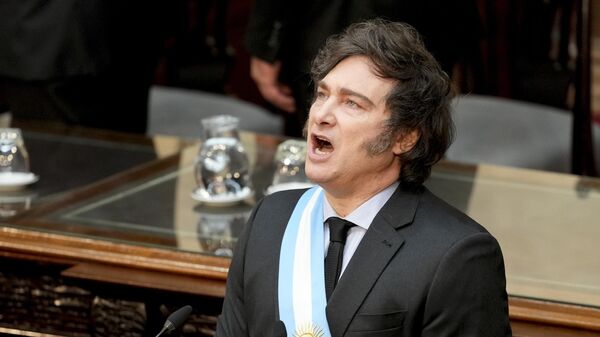 O presidente da Argentina, Javier Milei, canta o hino nacional enquanto se dirige ao Congresso para apresentar o orçamento de 2025. Buenos Aires, 15 de setembro de 2024 - Sputnik Brasil