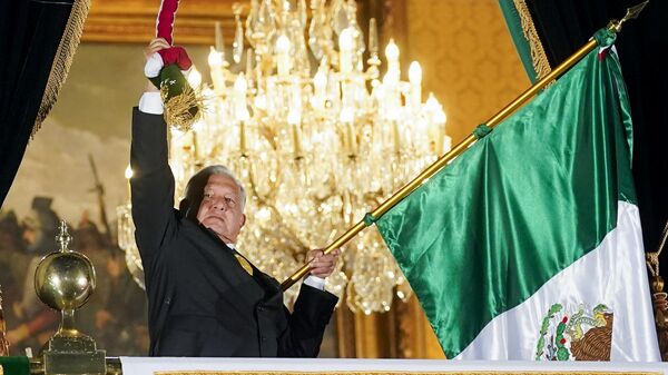 O presidente mexicano, Andrés Manuel López Obrador, toca o sino enquanto dá o grito anual de independência da sacada do Palácio Nacional para dar início às comemorações do Dia da Independência no Zócalo, na Cidade do México, em 15 de setembro de 2024 - Sputnik Brasil