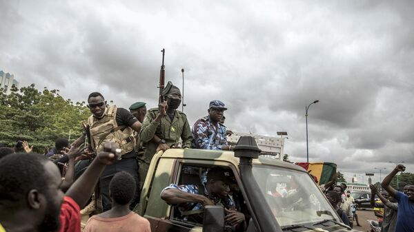 Pessoas comemoram enquanto forças de segurança circulam pelas ruas da capital maliana, Bamako, em agosto de 2020 - Sputnik Brasil