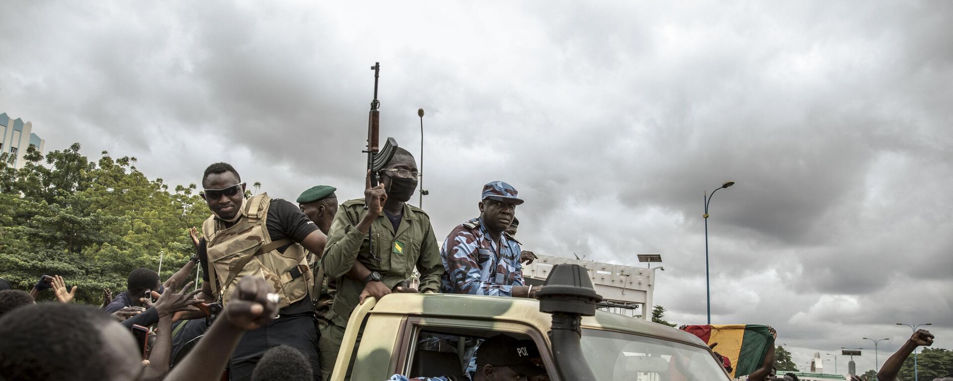 Pessoas comemoram enquanto forças de segurança circulam pelas ruas da capital maliana, Bamako, em agosto de 2020 - Sputnik Brasil, 1920, 16.01.2026