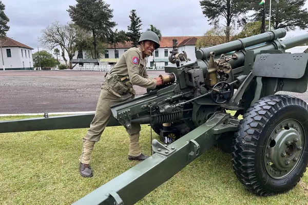 Soldado posa ao lado de equipamento militar usado pela FEB durante a Segunda Guerra Mundial. Curitiba, 16 de setembro de 2024 - Sputnik Brasil