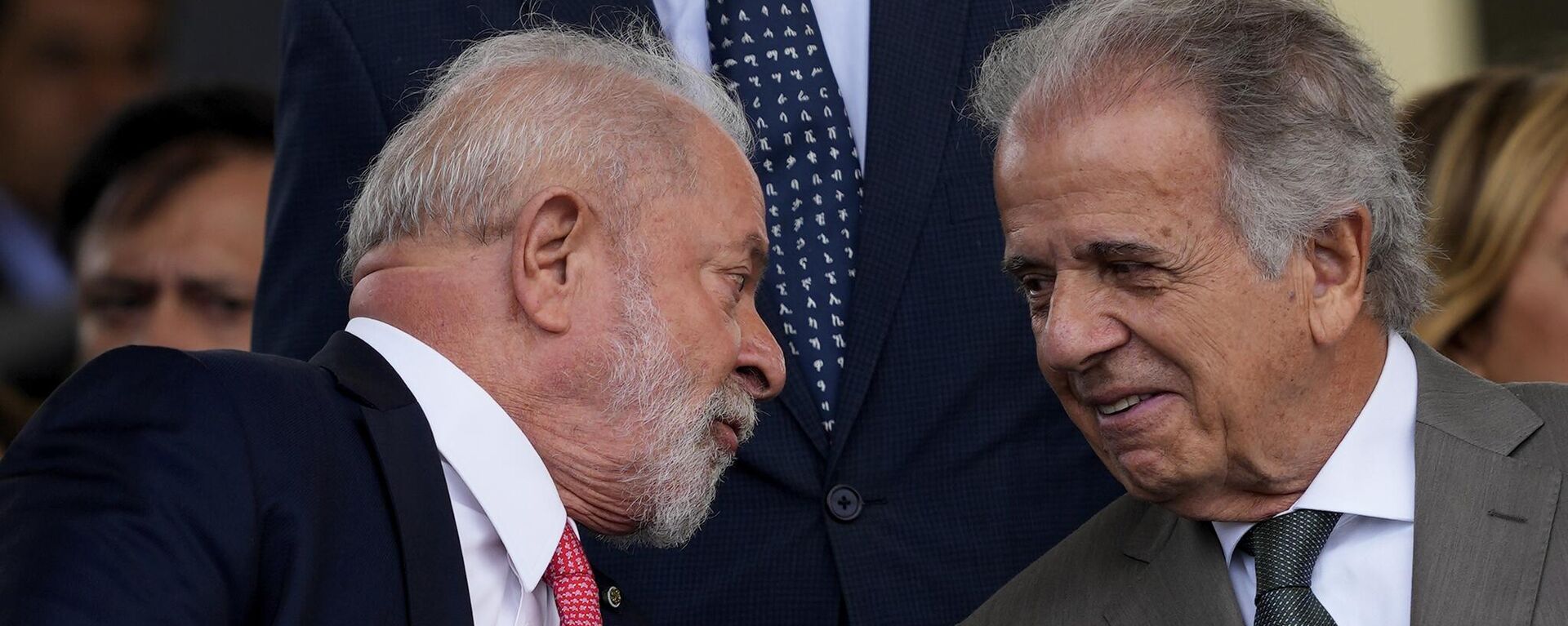 O presidente brasileiro Luiz Inácio Lula da Silva (E) conversa com seu ministro da Defesa, José Mucio Monteiro Filho, durante uma cerimônia do Dia do Exército em Brasília, Brasil, 19 de abril de 2023 - Sputnik Brasil, 1920, 17.09.2024