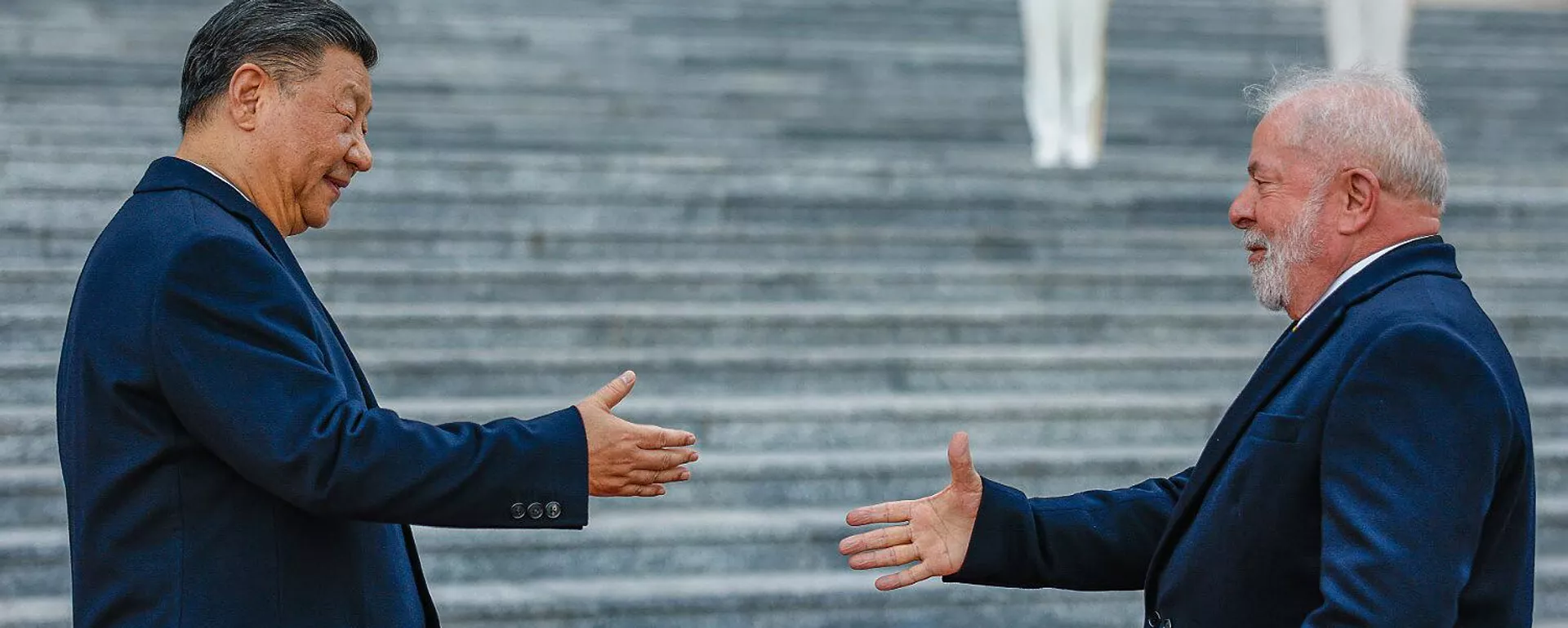Xi Jinping recebe Luiz Inácio Lula da Silva no Grande Palácio do Povo, em Pequim. China, 14 de abril de 2023 Xi Jinping recebe Luiz Inácio Lula da Silva no Grande Palácio do Povo, em Pequim. China, 14 de abril de 2023 - Sputnik Brasil, 1920, 17.09.2024
