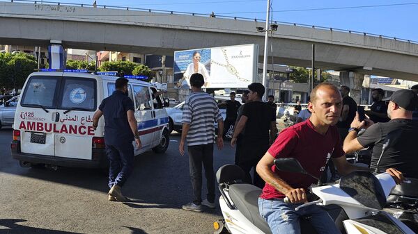 Ambulância transporta pessoas feridas cujo pager portátil explodiu, em Beirute, Líbano, 17 de setembro de 2024 - Sputnik Brasil