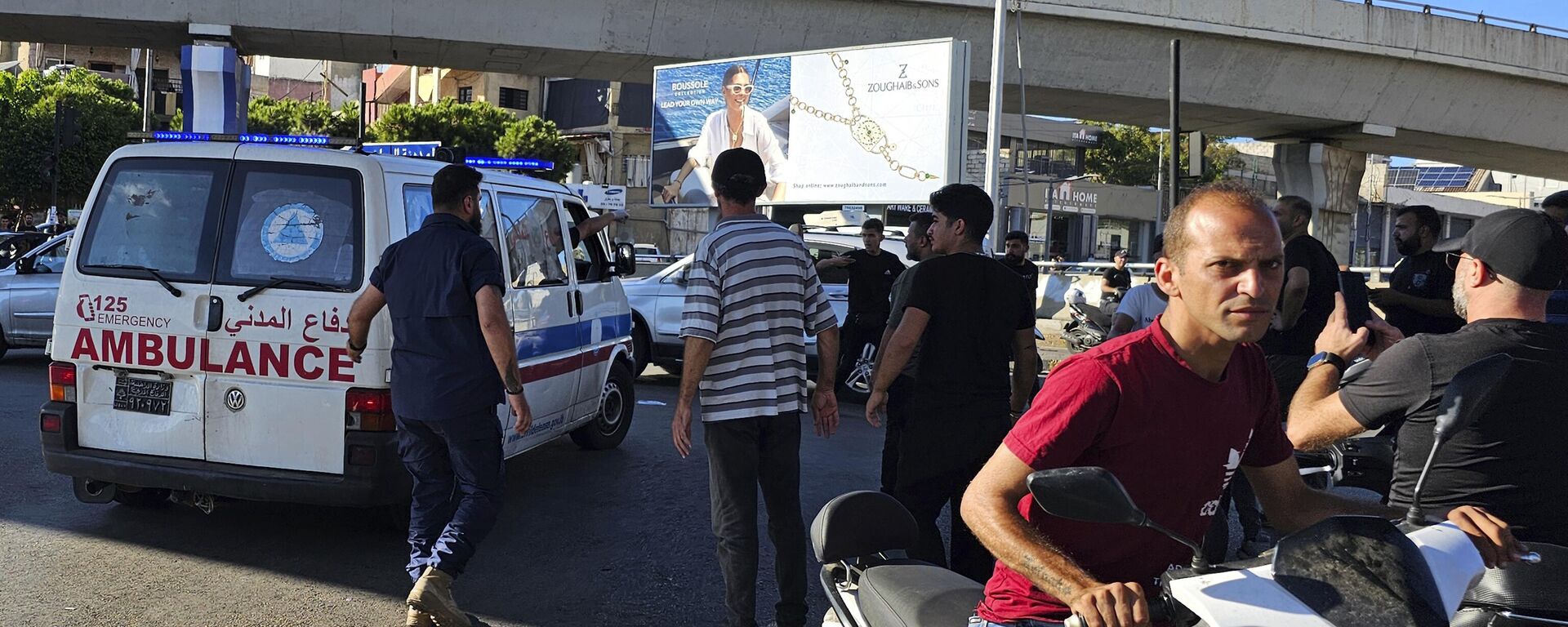 Ambulância transporta pessoas feridas cujo pager portátil explodiu, em Beirute, Líbano, 17 de setembro de 2024 - Sputnik Brasil, 1920, 18.09.2024