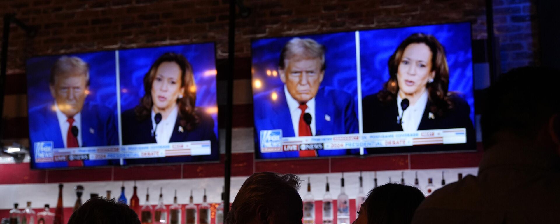 Espectadores se reúnem para assistir ao debate entre Kamala Harris e Donald Trump no Angry Elephant Bar and Grill, em San Antonio, Texas. EUA, 10 de setembro de 2024 - Sputnik Brasil, 1920, 06.11.2024