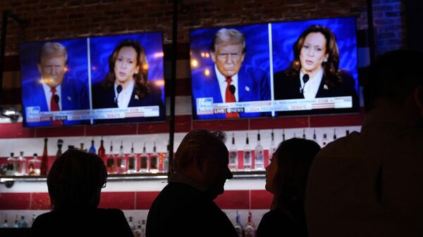 Espectadores se reúnem para assistir ao debate entre Kamala Harris e Donald Trump no Angry Elephant Bar and Grill, em San Antonio, Texas. EUA, 10 de setembro de 2024 - Sputnik Brasil