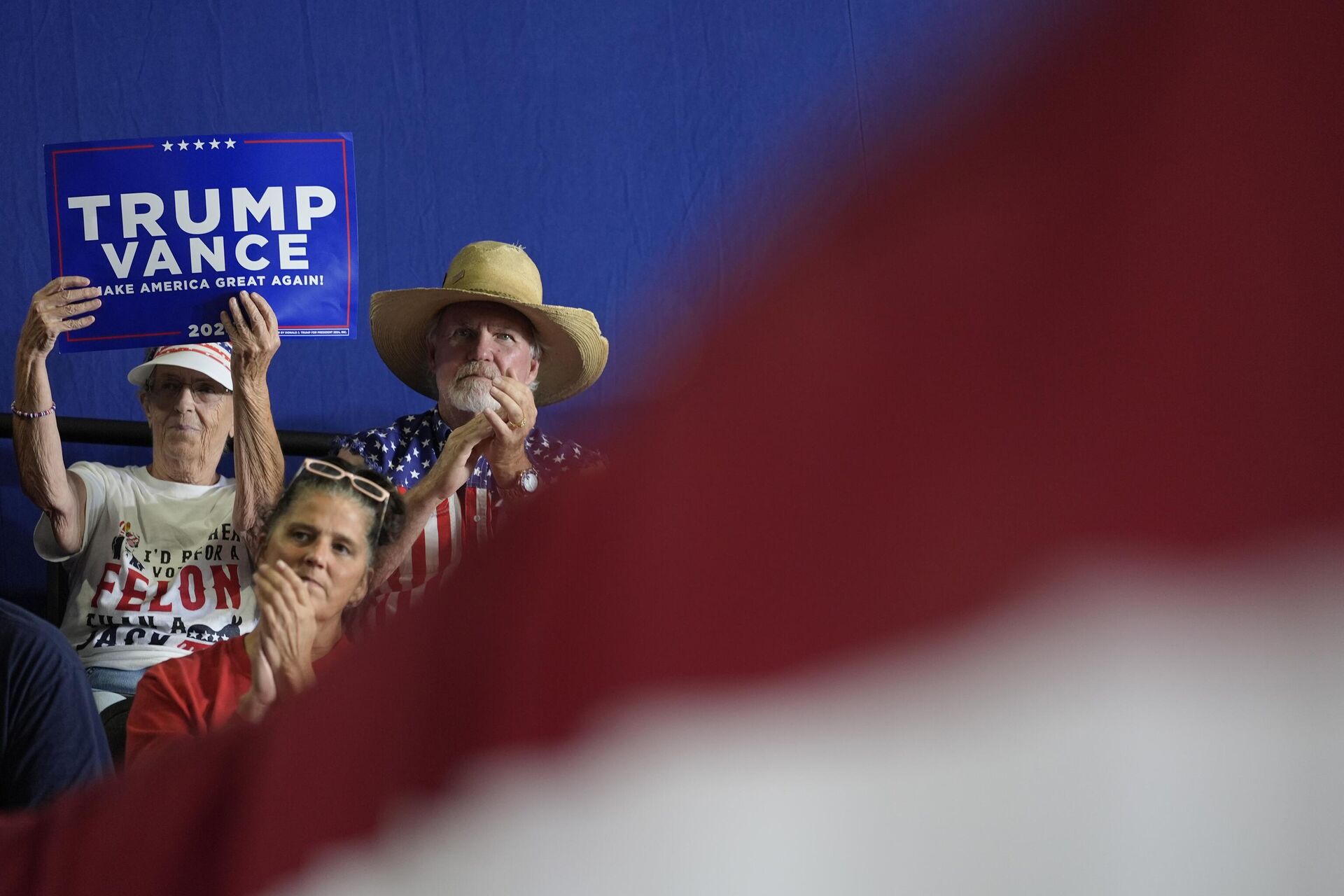 Eleitores participam de evento com o candidato republicano à vice-presidência, senador J.D. Vance, em Eau Claire, EUA, 17 de setembro de 2024  - Sputnik Brasil, 1920, 19.09.2024