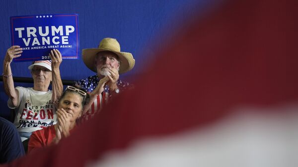 Eleitores participam de evento com o candidato republicano à vice-presidência, senador J. D. Vance, em Eau Claire. EUA, 17 de setembro de 2024  - Sputnik Brasil