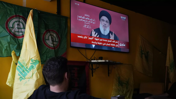 Pessoas acompanham discurso do líder do Hezbollah, Hassan Nasrallah - Sputnik Brasil