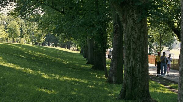 Pessoas caminham perto de um dique inclinado próximo ao National Mall em Washington, 17 de junho de 2008 - Sputnik Brasil