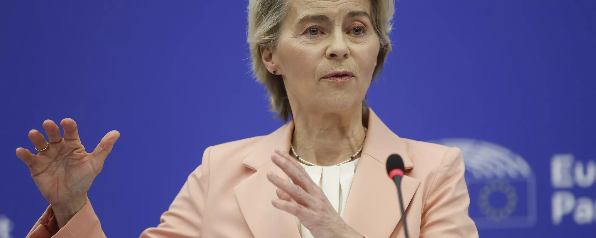 A presidente da Comissão Europeia, Ursula von der Leyen, apresenta sua nova equipe para seu próximo mandato de cinco anos à frente do bloco, durante uma coletiva de imprensa no Parlamento Europeu, em Estrasburgo, 17 de setembro de 2024 - Sputnik Brasil, 1920, 31.08.2025
