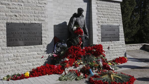 O monumento do Soldado de Bronze de Tallinn é visto durante as comemorações do Dia da Vitória, marcando o 76º aniversário da vitória sobre a Alemanha nazista na Segunda Guerra Mundial, em Tallin, Estônia - Sputnik Brasil