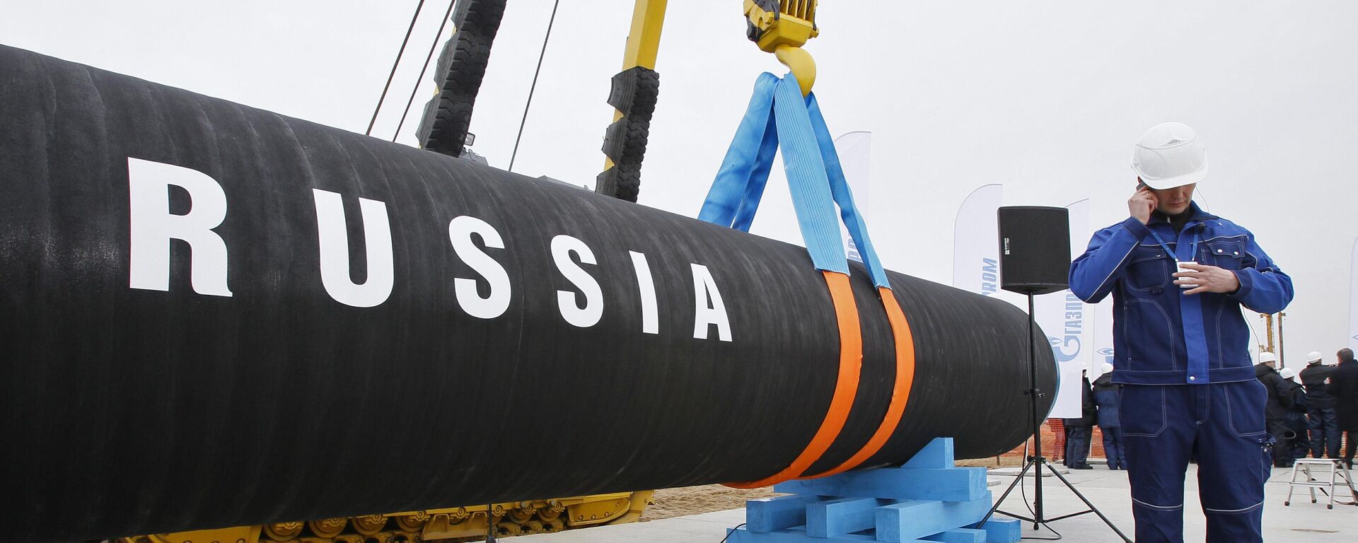 Trabalhador da construção civil russo fala ao celular durante uma cerimônia que marca o início da construção do gasoduto Nord Stream, na Baía de Portovaya, a noroeste de São Petersburgo. Rússia, em 9 de abril de 2010 - Sputnik Brasil, 1920, 20.11.2024