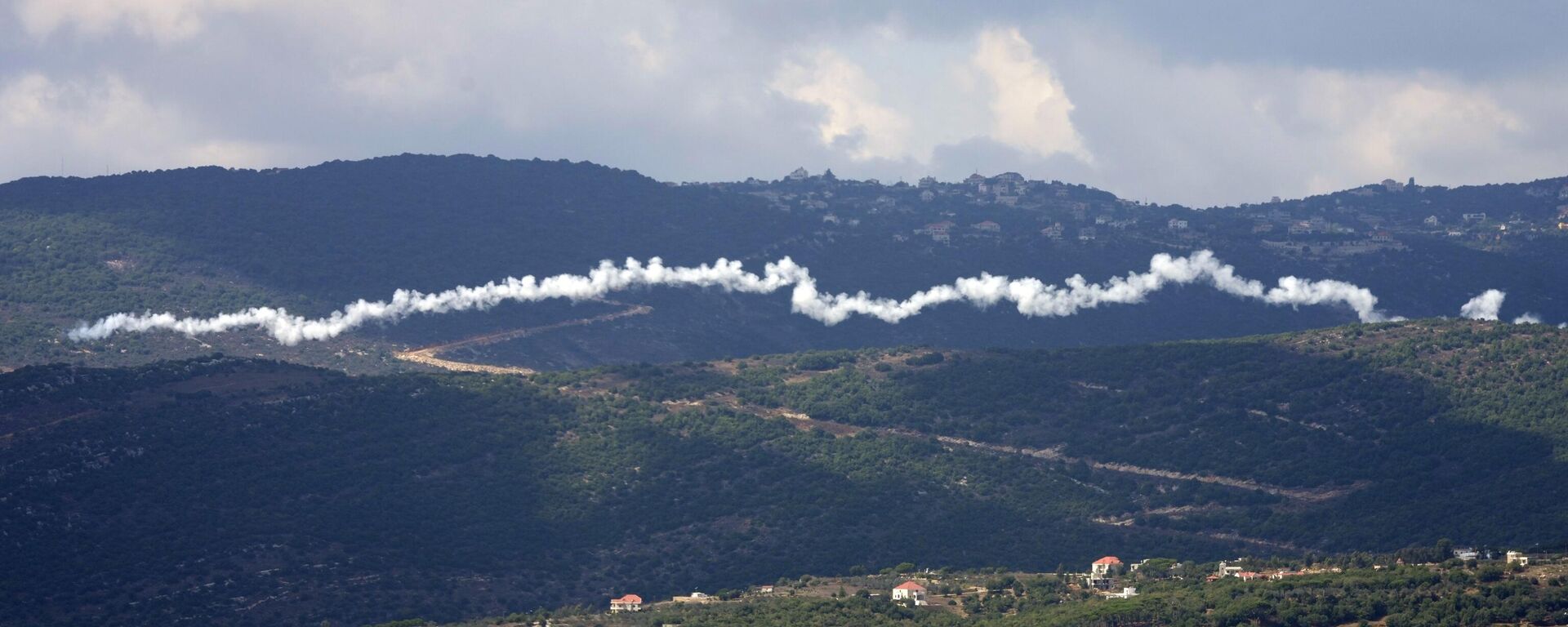 O rastro de fumaça de um foguete do Hezbollah, visto da cidade de Marjayoun, no sul do Líbano, 21 de setembro de 2024 - Sputnik Brasil, 1920, 23.09.2024