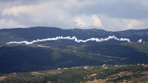 O rastro de fumaça de um foguete do Hezbollah, visto da cidade de Marjayoun, no sul do Líbano, 21 de setembro de 2024 - Sputnik Brasil