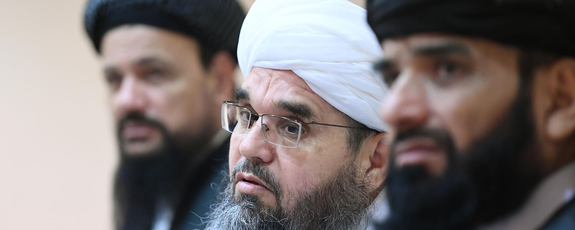 Representantes do gabinete político do movimento Talibã (organização sob sanções da ONU por atividade terrorista) Abdul Latif Mansur, Shahabuddin Delawar e Muhammad Suhail Shaheen em uma conferência de imprensa em Moscou, em 9 de julho de 2021 - Sputnik Brasil, 1920, 10.08.2025