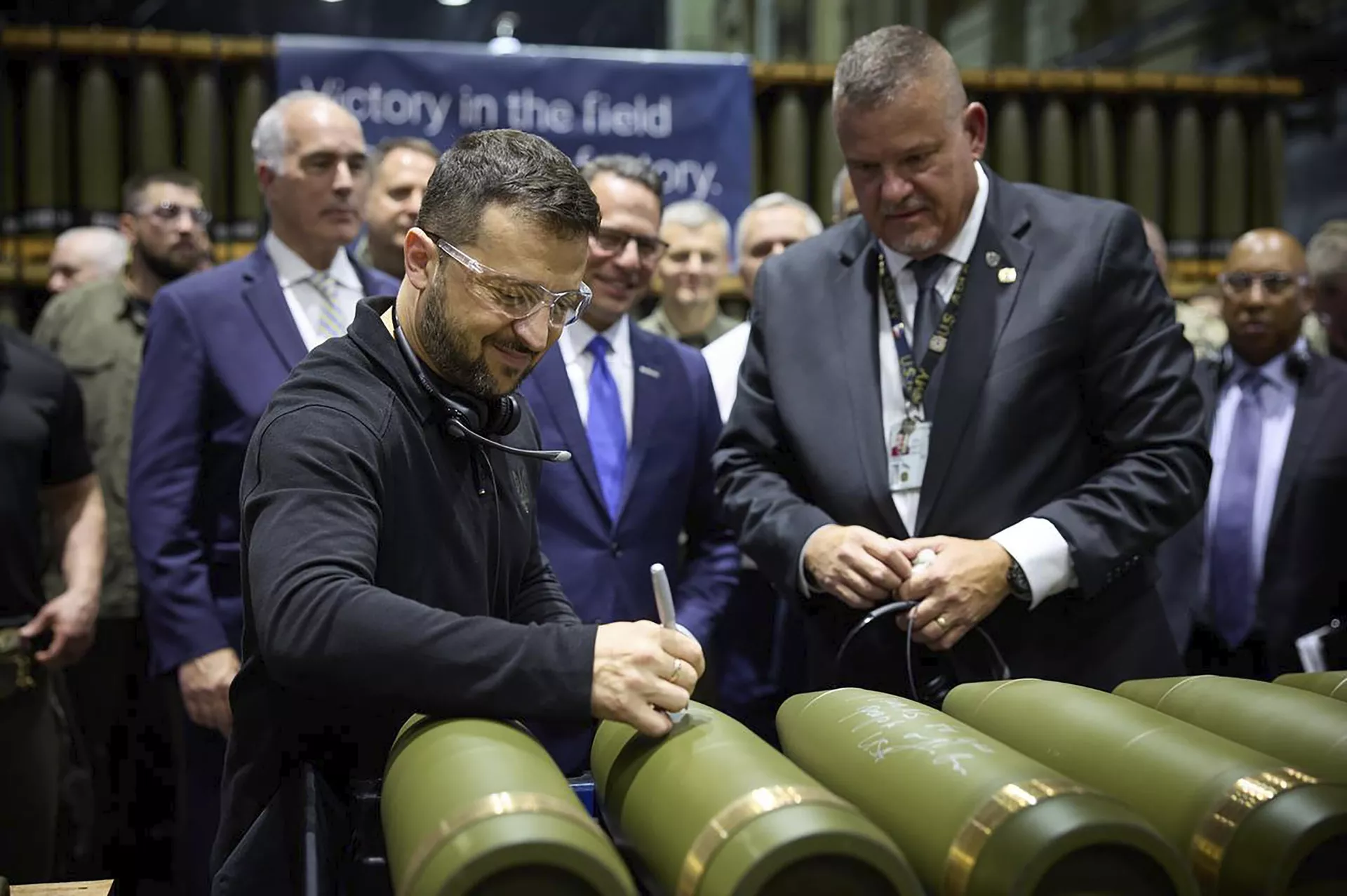 Vladimir Zelensky é observado por Rich Hansen, representante do diretor da Fábrica de Munição do Exército de Scranton, enquanto assina o fornecimento de material bélico em Scranton, na Pensilvânia, em 22 de setembro de 2024 - Sputnik Brasil, 1920, 07.11.2024