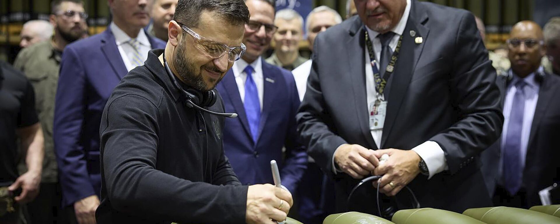 Líder ucraniano Vladimir Zelensky, à esquerda, é observado por Rich Hansen, representante do diretor da Fábrica de Munição do Exército de Scranton, enquanto assina o fornecimento de material bélico em Scranton, Pensilvânia, 22 de setembro de 2024. - Sputnik Brasil, 1920, 25.09.2024