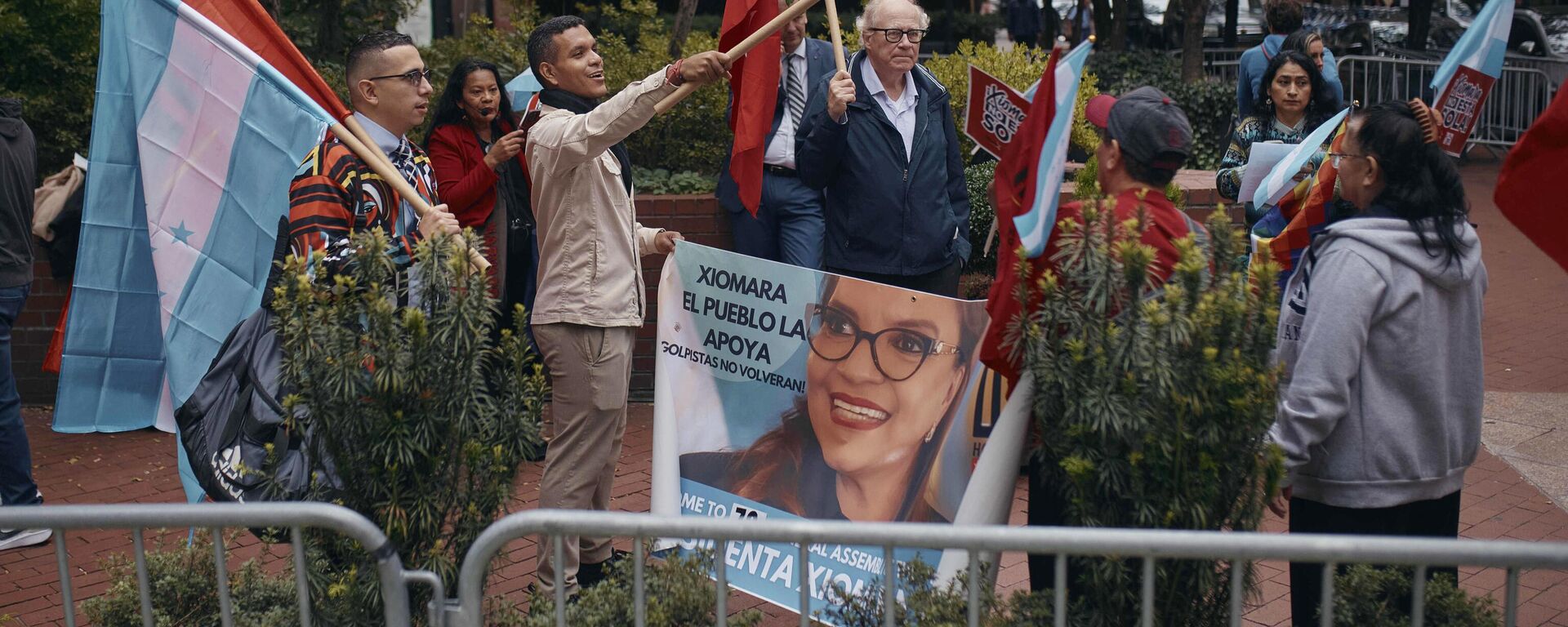 Pessoas se manifestam em apoio à presidente de Honduras, Xiomara Castro, perto da sede das Nações Unidas durante a 79ª sessão da Assembleia Geral da organização, em Nova York, em 25 de setembro de 2024 - Sputnik Brasil, 1920, 26.09.2024