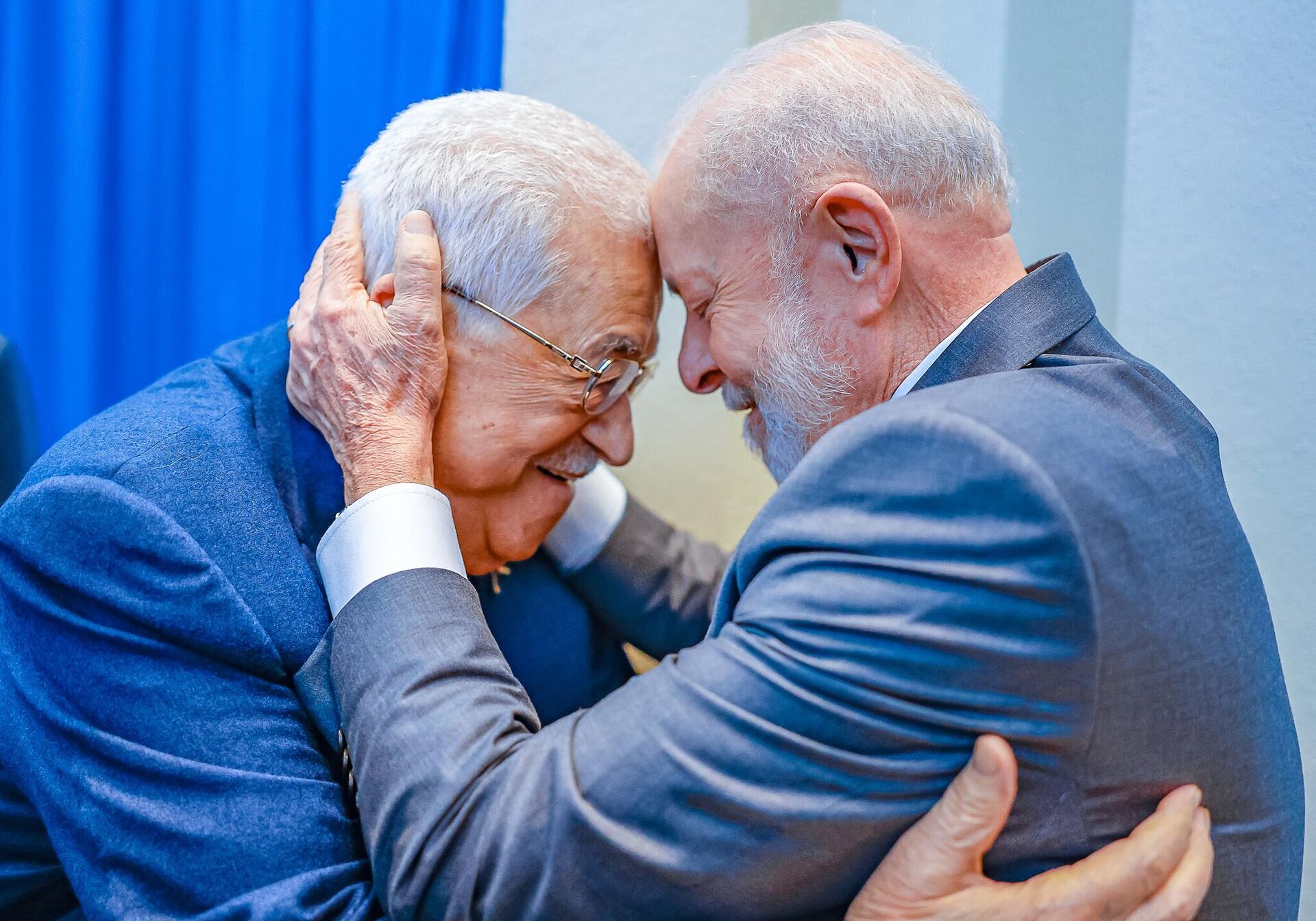 Presidentes Luiz Inácio Lula da Silva e Mahmoud Abbas em abraço durante encontro após Assembleia Geral da ONU. Nova York, 25 de setembro de 2024 - Sputnik Brasil, 1920, 26.09.2024