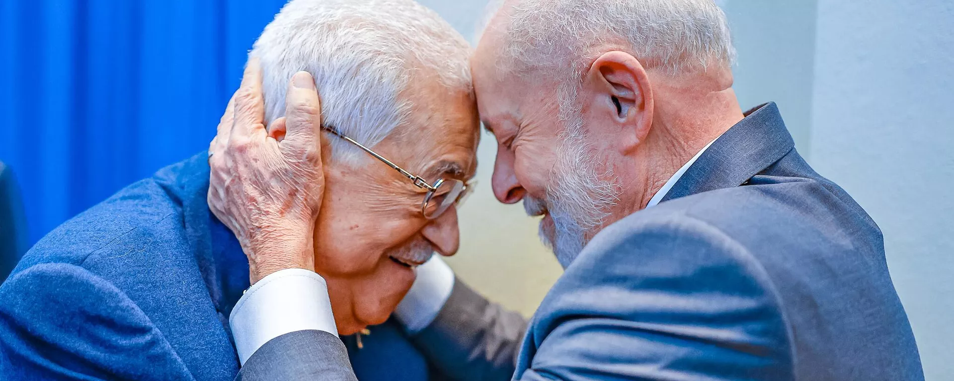 Presidentes Luiz Inácio Lula da Silva e Mahmoud Abbas em abraço durante encontro após Assembleia Geral da ONU. Nova York, 25 de setembro de 2024 - Sputnik Brasil, 1920, 26.09.2024