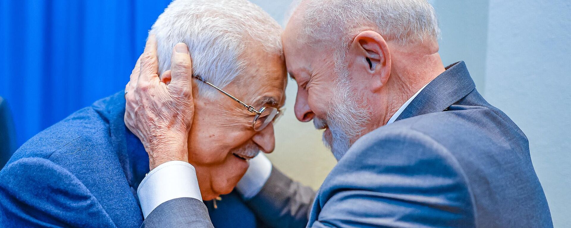 Presidentes Luiz Inácio Lula da Silva e Mahmoud Abbas em abraço durante encontro após Assembleia Geral da ONU. Nova York, 25 de setembro de 2024 - Sputnik Brasil, 1920, 26.09.2024