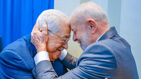 Presidentes Luiz Inácio Lula da Silva e Mahmoud Abbas em abraço durante encontro após Assembleia Geral da ONU. Nova York, 25 de setembro de 2024 - Sputnik Brasil