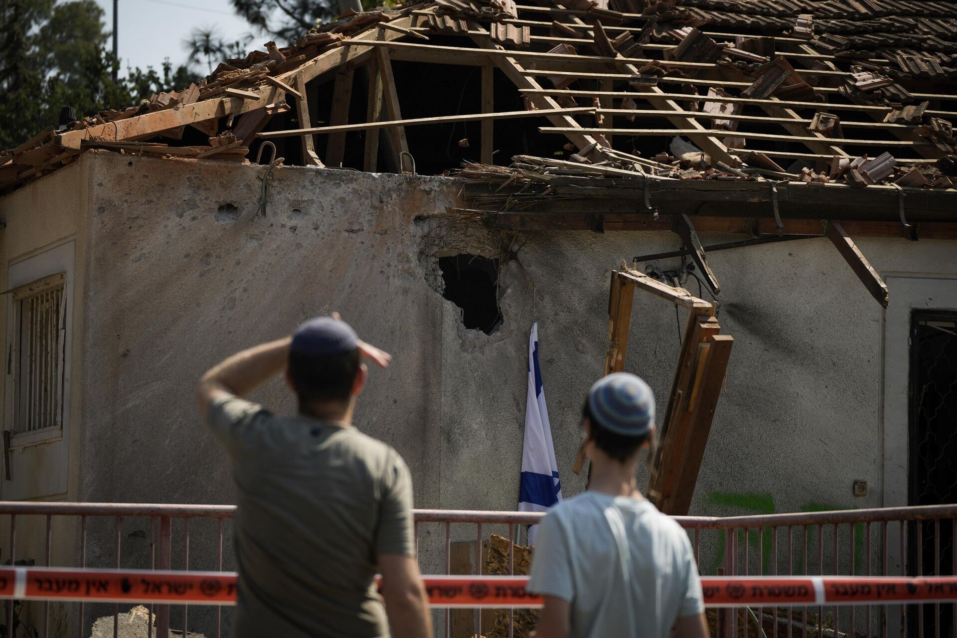 Moradores olham para casa atingida por foguete disparado do Líbano, perto de Safed, norte de Israel, 25 de setembro de 2024 - Sputnik Brasil, 1920, 26.09.2024