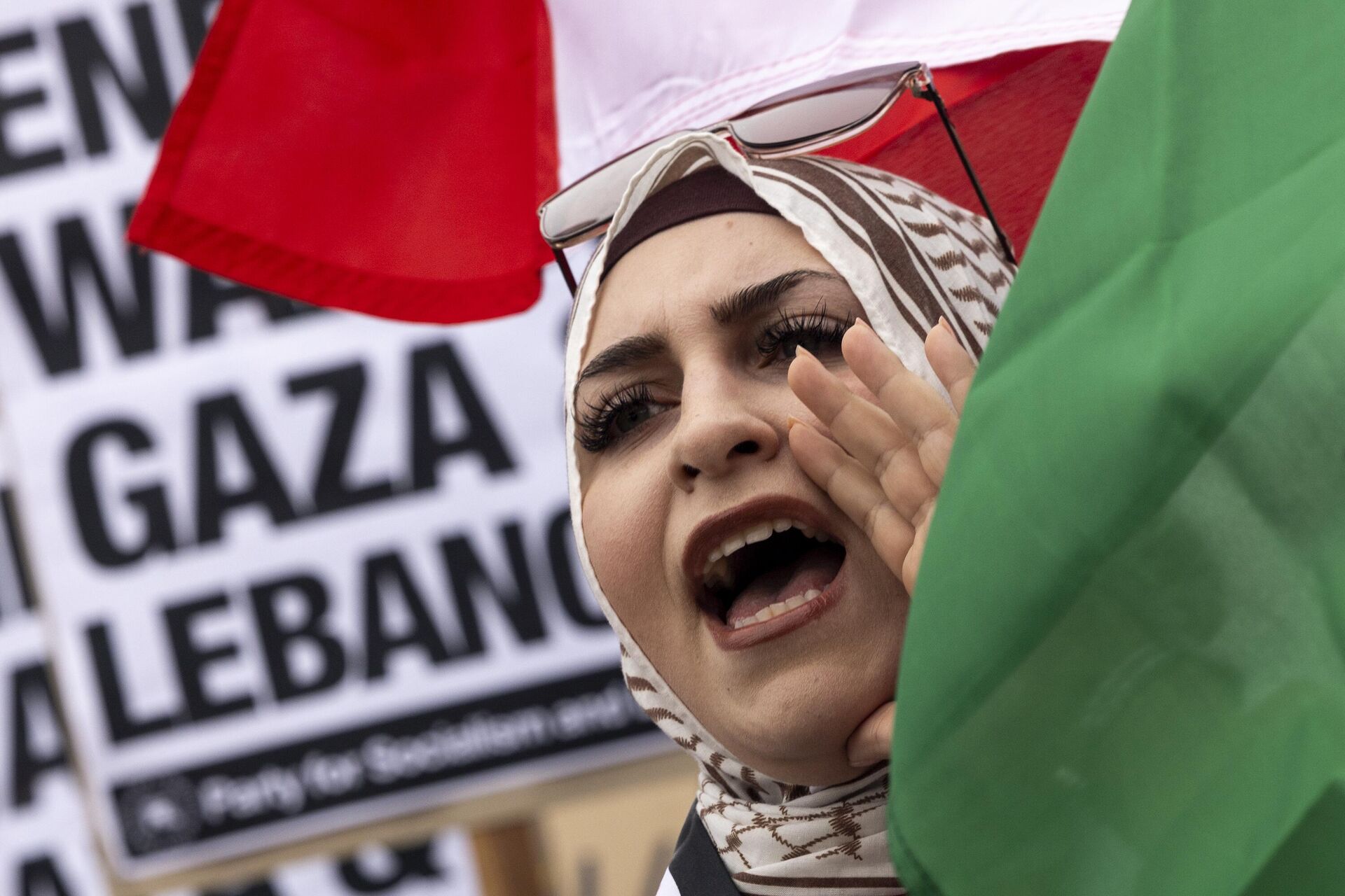 Manifestante agita bandeira libanesa em protesto contra a guerra em Gaza e no Líbano, em Los Angeles, EUA, 24 de setembro de 2024 - Sputnik Brasil, 1920, 03.10.2024